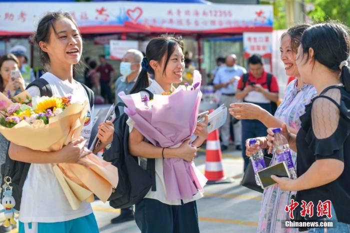 資料圖：6月10日，海南省海口市海南中學(xué)考點(diǎn)外，家長為剛剛走出考場的考生送上鮮花。當(dāng)日，海南省2021年高考結(jié)束 。 <a target='_blank'  data-cke-saved- ><p  align=