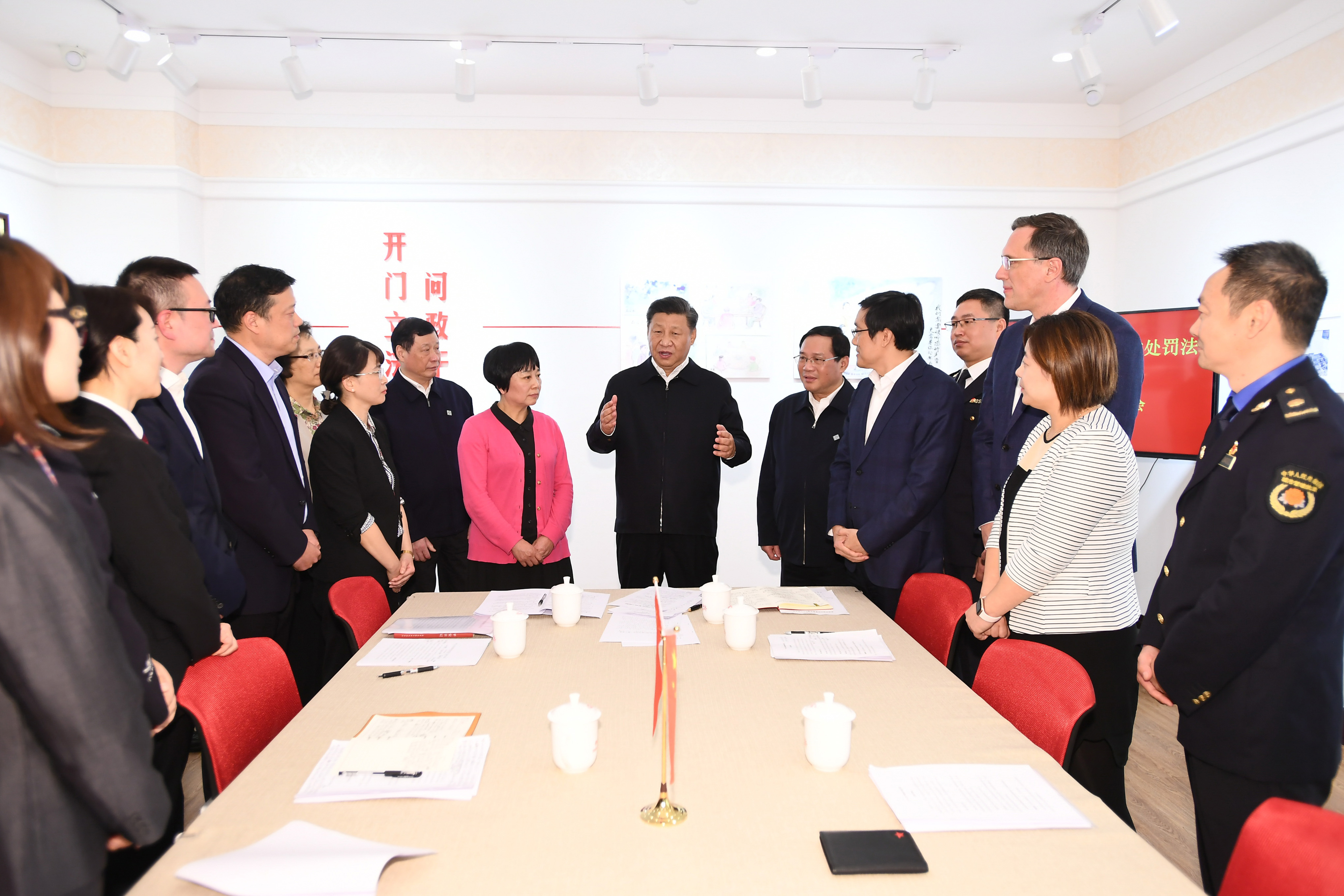 2019年11月2日，習近平總書記在上海長寧區(qū)虹橋街道古北市民中心，同正在參加立法意見征詢的社區(qū)居民代表親切交流。