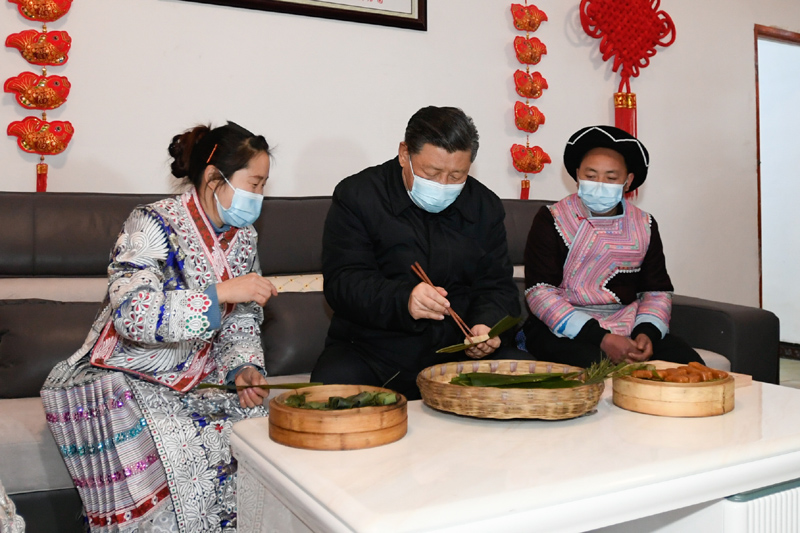 2021年2月3日下午，習(xí)近平總書記在貴州省畢節(jié)市黔西縣新仁苗族鄉(xiāng)化屋村苗族村民趙玉學(xué)家，同趙玉學(xué)一家邊聊家常邊制作當(dāng)?shù)貍鹘y(tǒng)節(jié)日食品黃粑。