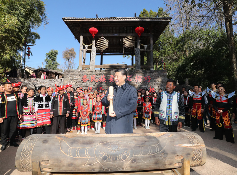 2020年1月19日下午，習(xí)近平總書記在云南省騰沖市清水鄉(xiāng)三家村中寨司莫拉佤族村廣場上，敲響三聲佤族木鼓，祝福來年風(fēng)調(diào)雨順、國泰民安。
