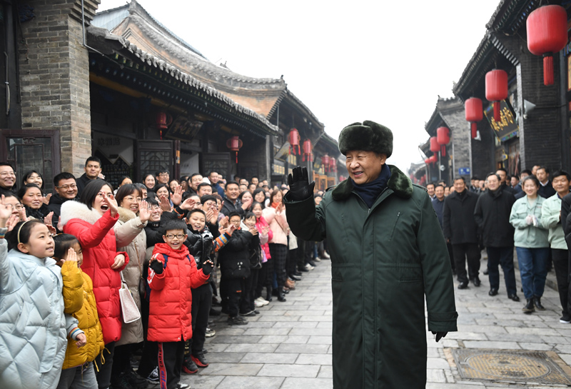 2022年1月27日上午，習(xí)近平總書記到山西省平遙古城向現(xiàn)場群眾揮手致意，給大家拜年。