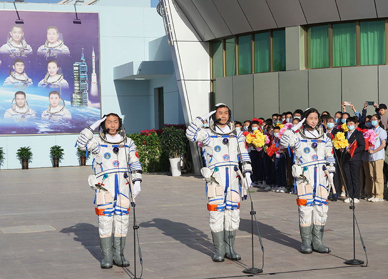 2022年6月5日，神舟十四號(hào)載人飛行任務(wù)航天員乘組出征儀式在酒泉衛(wèi)星發(fā)射中心問天閣廣場舉行。
