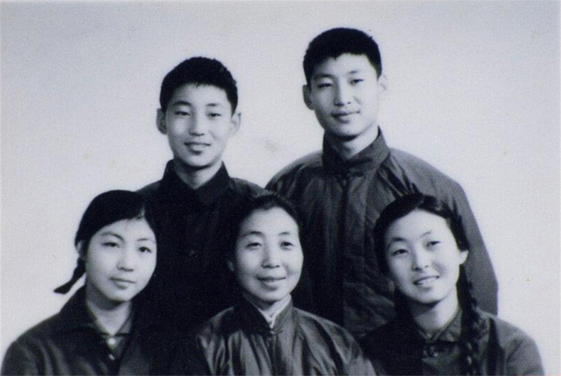1972年冬，齊心和子女們。前排右起：齊橋橋、齊心、習(xí)安安。后排右起：習(xí)近平、習(xí)遠(yuǎn)平。