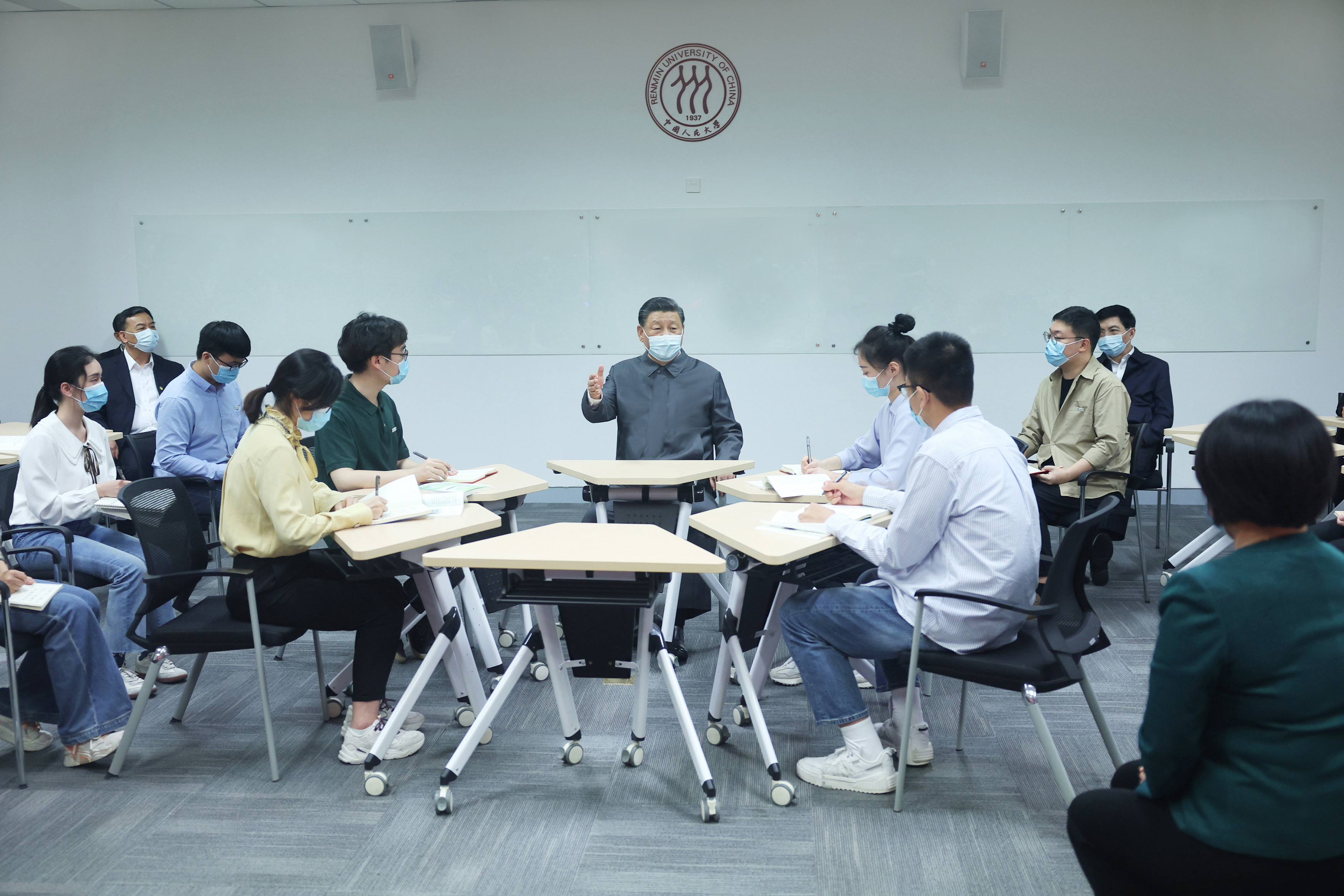 2022年4月25日,習(xí)近平總書記來到中國人民大學(xué)考察調(diào)研。這是總書記在立德樓觀摩思政課智慧教室現(xiàn)場教學(xué)并參與討論。
