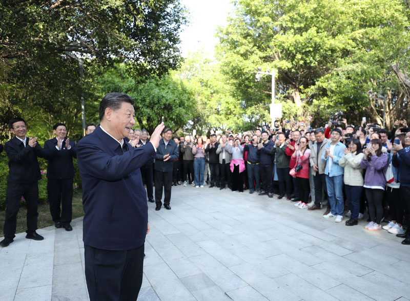 2021年3月24日，習(xí)近平在福建省福州市福山郊野公園考察時(shí)，向市民們招手致意。