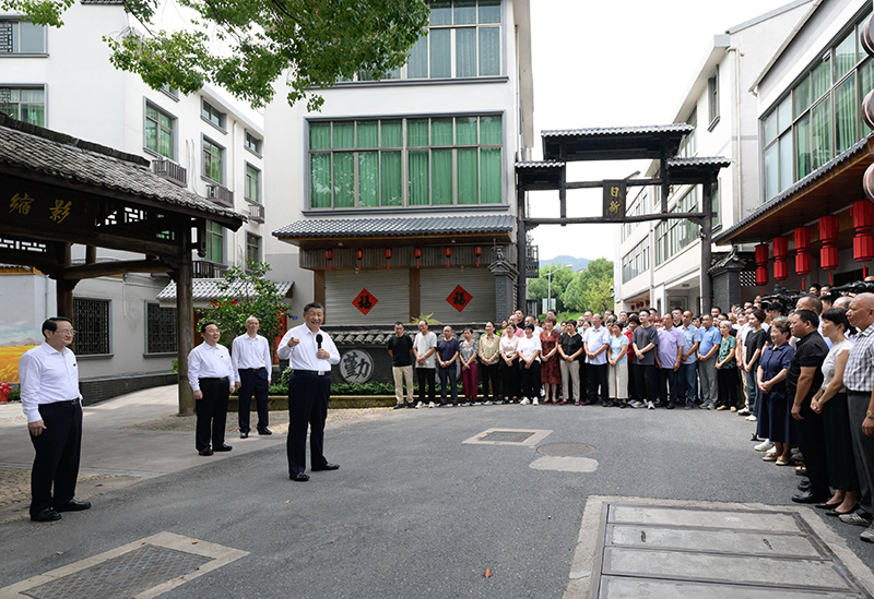 2023年9月20日，習(xí)近平在浙江省金華市義烏市后宅街道李祖村考察時(shí)，同群眾親切交流。