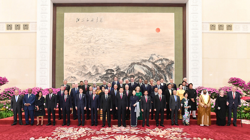 2019年4月26日，習近平主席和夫人彭麗媛在北京人民大會堂舉行宴會，歡迎出席第二屆“一帶一路”國際合作高峰論壇的外方領導人夫婦及嘉賓。這是習近平和彭麗媛同外方領導人夫婦及嘉賓合影留念。
