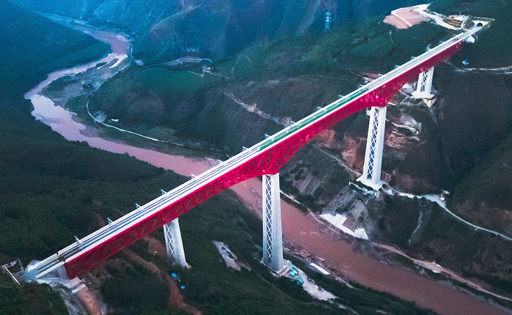 中老鐵路首發(fā)列車(chē)駛過(guò)中國(guó)云南省元江哈尼族彝族傣族自治縣境內(nèi)的元江雙線(xiàn)特大橋（2021年12月3日攝，無(wú)人機(jī)照片）。