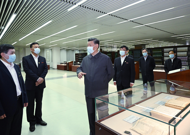 2022年4月25日，習(xí)近平來到中國人民大學(xué)考察調(diào)研。這是他在圖書館考察。