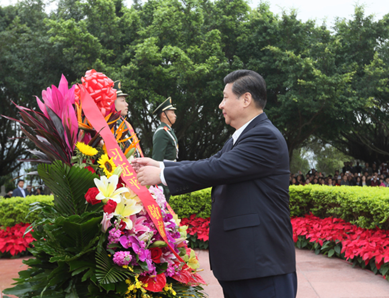 2012年12月8日，習(xí)近平在深圳蓮花山公園向鄧小平銅像敬獻(xiàn)花籃。