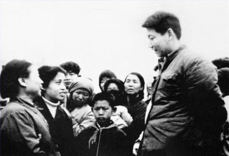 1983年，時(shí)任中共正定縣委書記的習(xí)近平同趙村群眾交談。