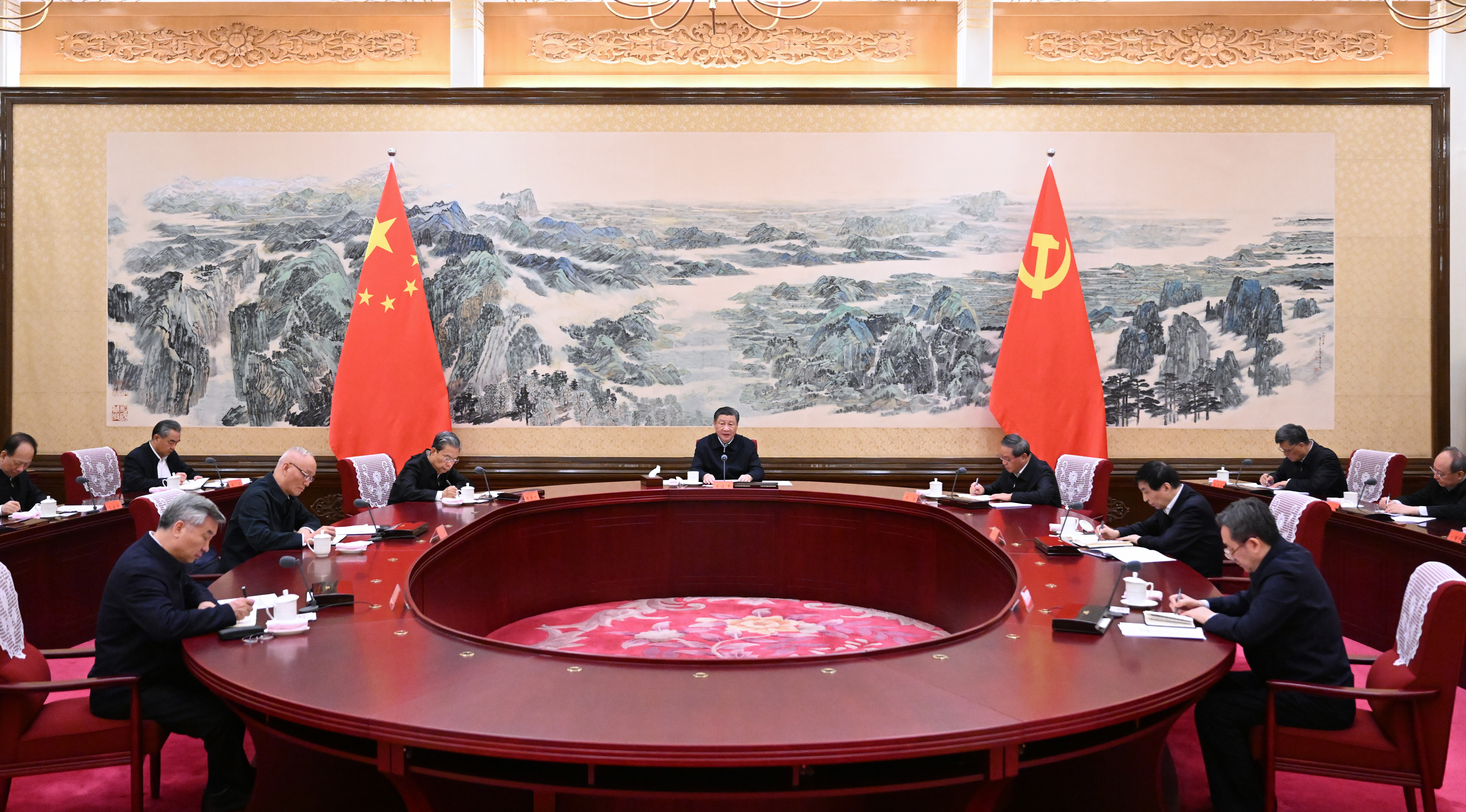 2023年12月21日至22日，中共中央政治局召開學(xué)習(xí)貫徹習(xí)近平新時代中國特色社會主義思想主題教育專題民主生活會，中共中央總書記習(xí)近平主持會議并發(fā)表重要講話。