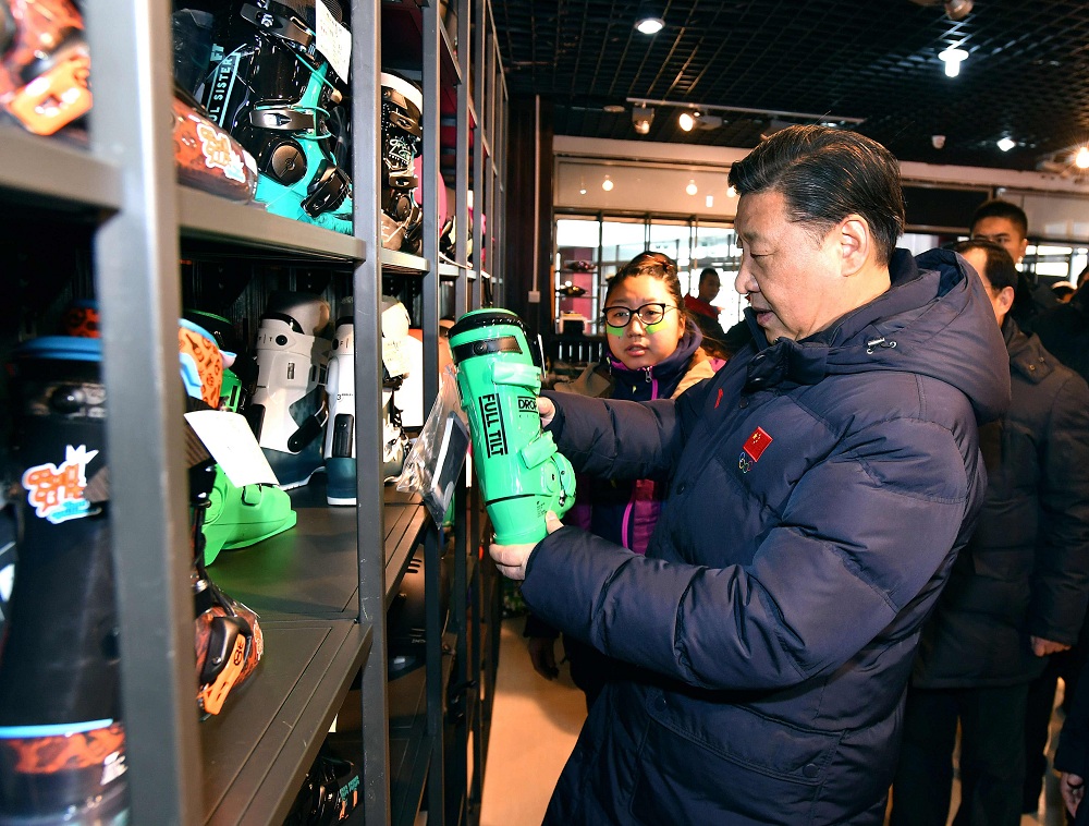 2017年1月23日，習(xí)近平總書記在河北省張家口市云頂滑雪場雪具大廳了解各式雪具的不同功用。