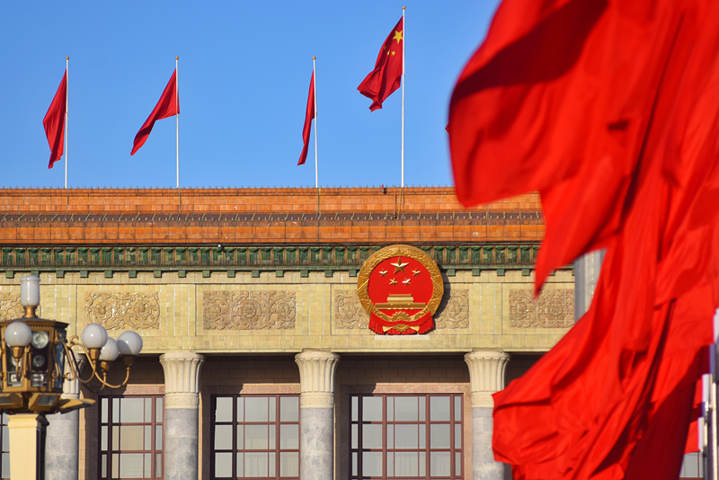 2024年3月8日，北京上空現(xiàn)“兩會藍(lán)”，人民大會堂前紅旗飄揚(yáng)。